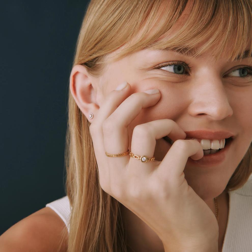 Mini Curb Link Ring in 14K Yellow Gold – Image 6 of 7