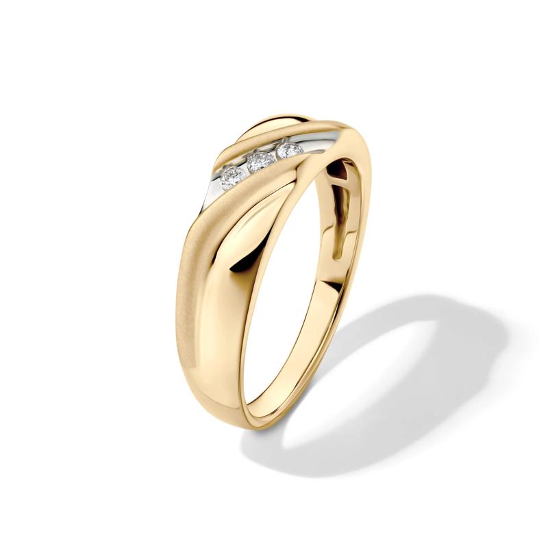 Men&rsquo;s Wedding Band with Three Diamonds in 10K Yellow Gold (1/10 ct. tw.) – Image 4 of 4