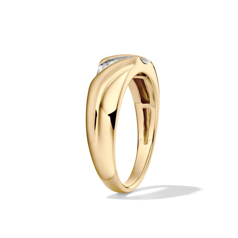 Men&rsquo;s Wedding Band with Three Diamonds in 10K Yellow Gold (1/10 ct. tw.) – Image 3 of 4