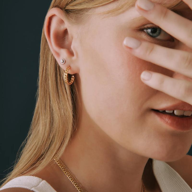 Curb Chain Open Hoop Earrings in Vermeil, 16MM – Image 2 of 3